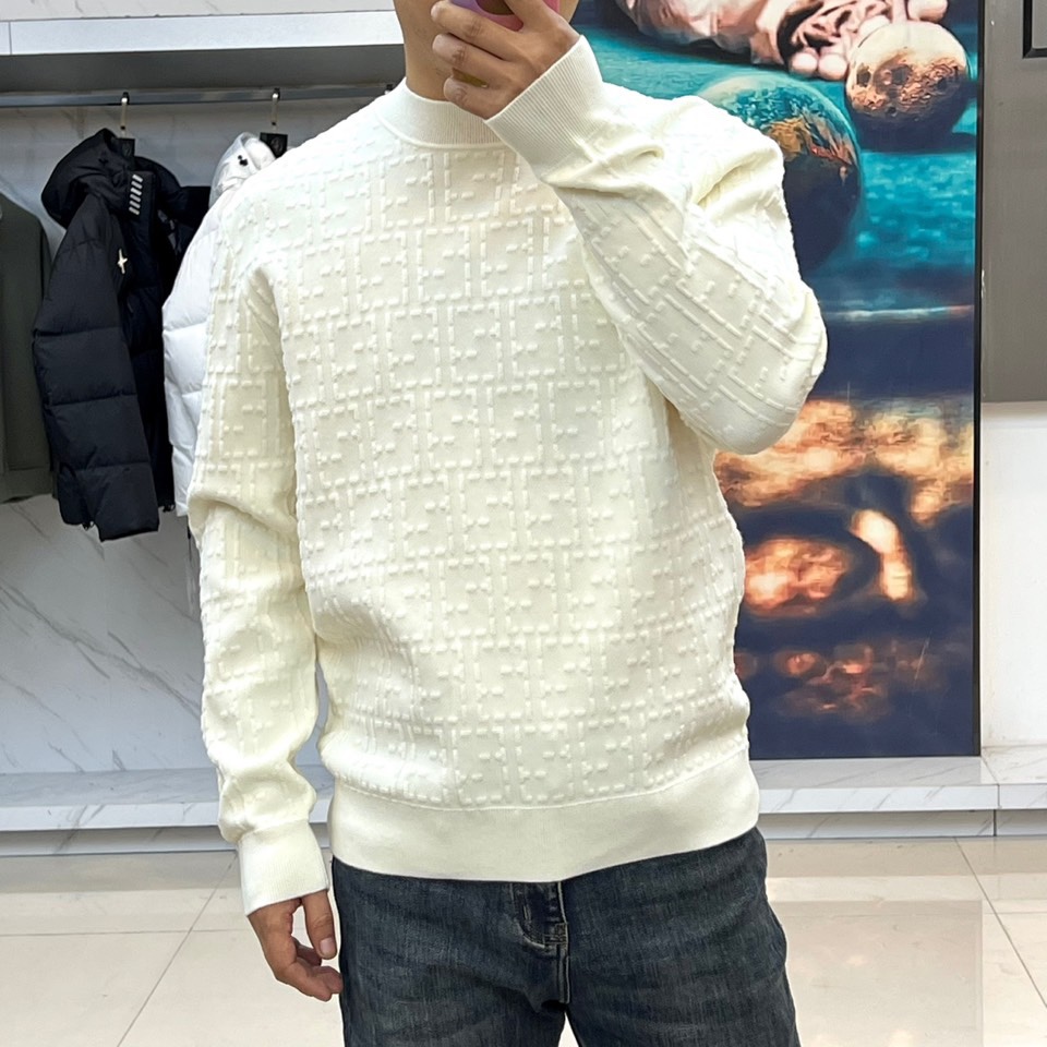 Fend芬迪、2025秋冬新品 | FENDI几何提花羊毛衫。采用100%绵羊毛材质打造细腻肌理，通过精