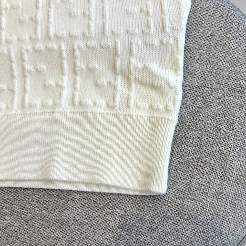 Fend芬迪、2025秋冬新品 | FENDI几何提花羊毛衫。采用100%绵羊毛材质打造细腻肌理，通过精