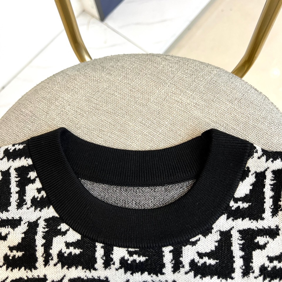 Fend芬迪、2025秋冬新品 FENDI经典FF羊毛🐑针织衫。本品以羊毛混纺面料为基底，满铺品牌标志性
