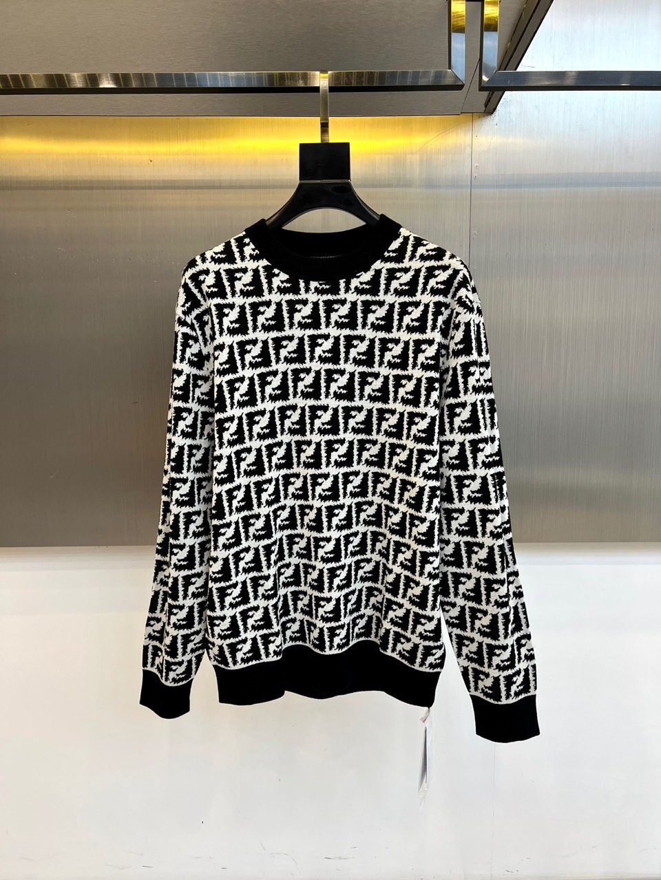 Fend芬迪、2025秋冬新品 FENDI经典FF羊毛🐑针织衫。本品以羊毛混纺面料为基底，满铺品牌标志性