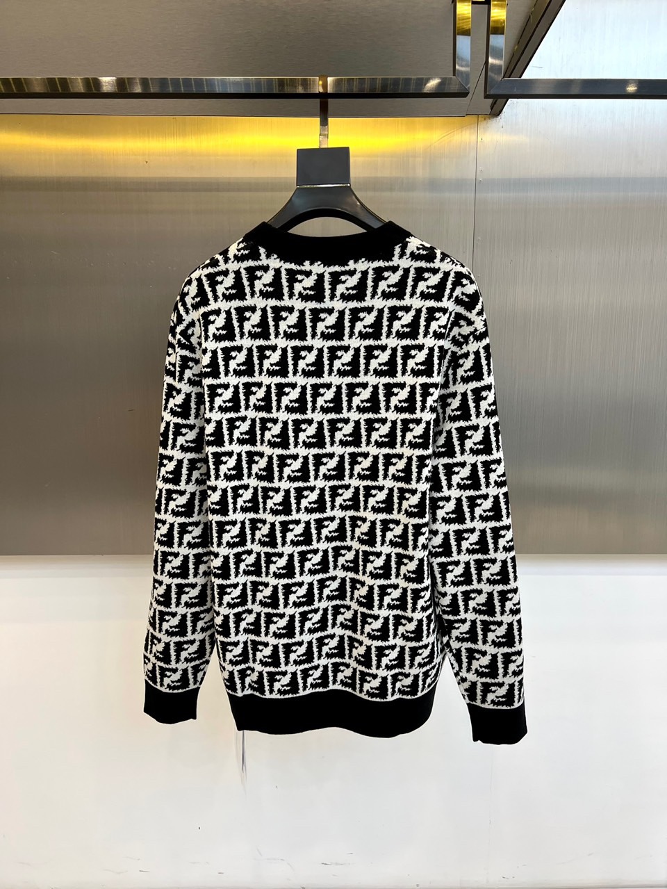 Fend芬迪、2025秋冬新品 FENDI经典FF羊毛🐑针织衫。本品以羊毛混纺面料为基底，满铺品牌标志性