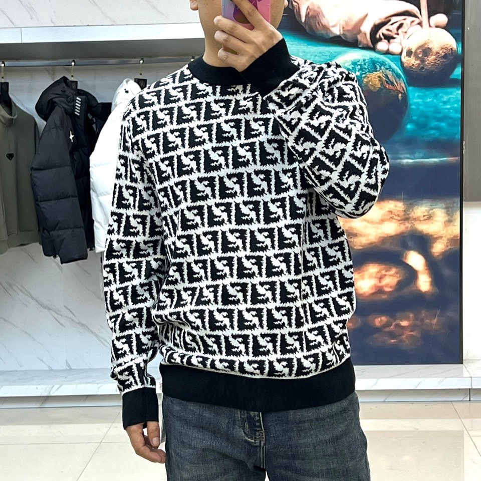 Fend芬迪、2025秋冬新品 FENDI经典FF羊毛🐑针织衫。本品以羊毛混纺面料为基底，满铺品牌标志性