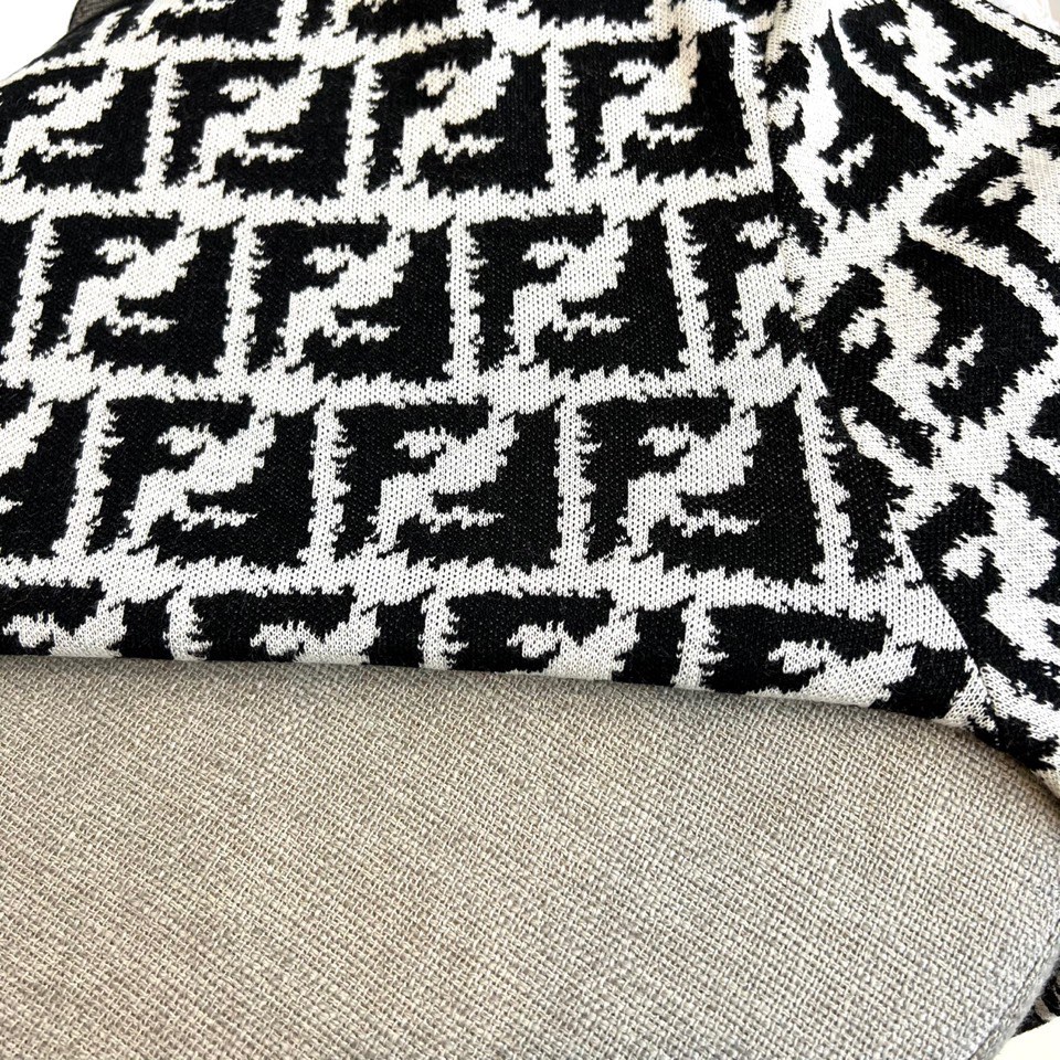 Fend芬迪、2025秋冬新品 FENDI经典FF羊毛🐑针织衫。本品以羊毛混纺面料为基底，满铺品牌标志性
