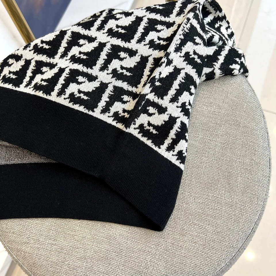 Fend芬迪、2025秋冬新品 FENDI经典FF羊毛🐑针织衫。本品以羊毛混纺面料为基底，满铺品牌标志性