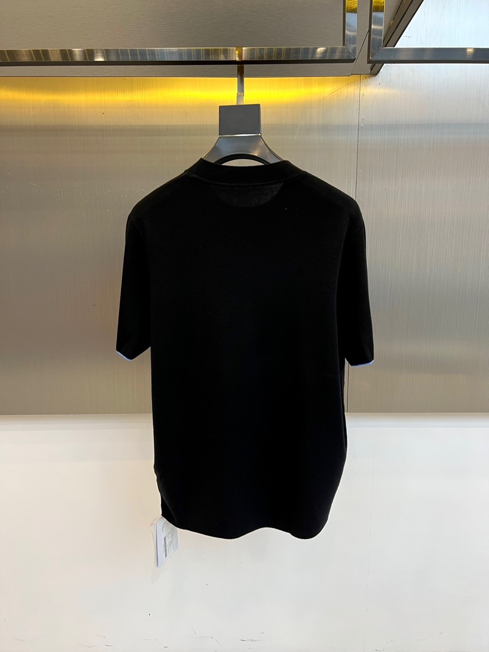 Dio迪奥、2025秋冬新品 DIOR宣言系列羊毛🐑针织衫。这款白色短袖针织衫采用经典圆领设计，衣身选用