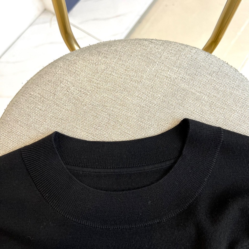 Dio迪奥、2025秋冬新品 DIOR宣言系列羊毛🐑针织衫。这款白色短袖针织衫采用经典圆领设计，衣身选用