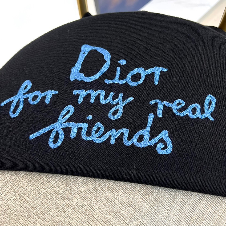 Dio迪奥、2025秋冬新品 DIOR宣言系列羊毛🐑针织衫。这款白色短袖针织衫采用经典圆领设计，衣身选用