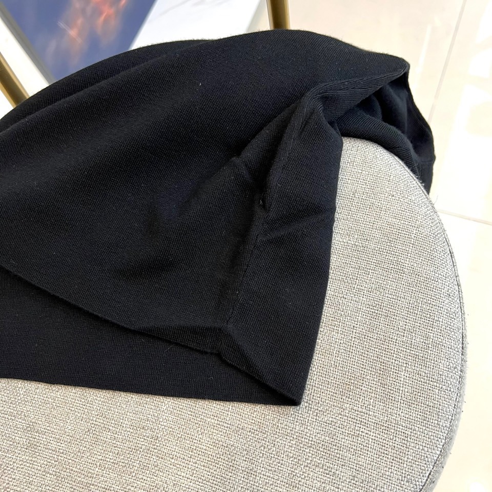 Dio迪奥、2025秋冬新品 DIOR宣言系列羊毛🐑针织衫。这款白色短袖针织衫采用经典圆领设计，衣身选用