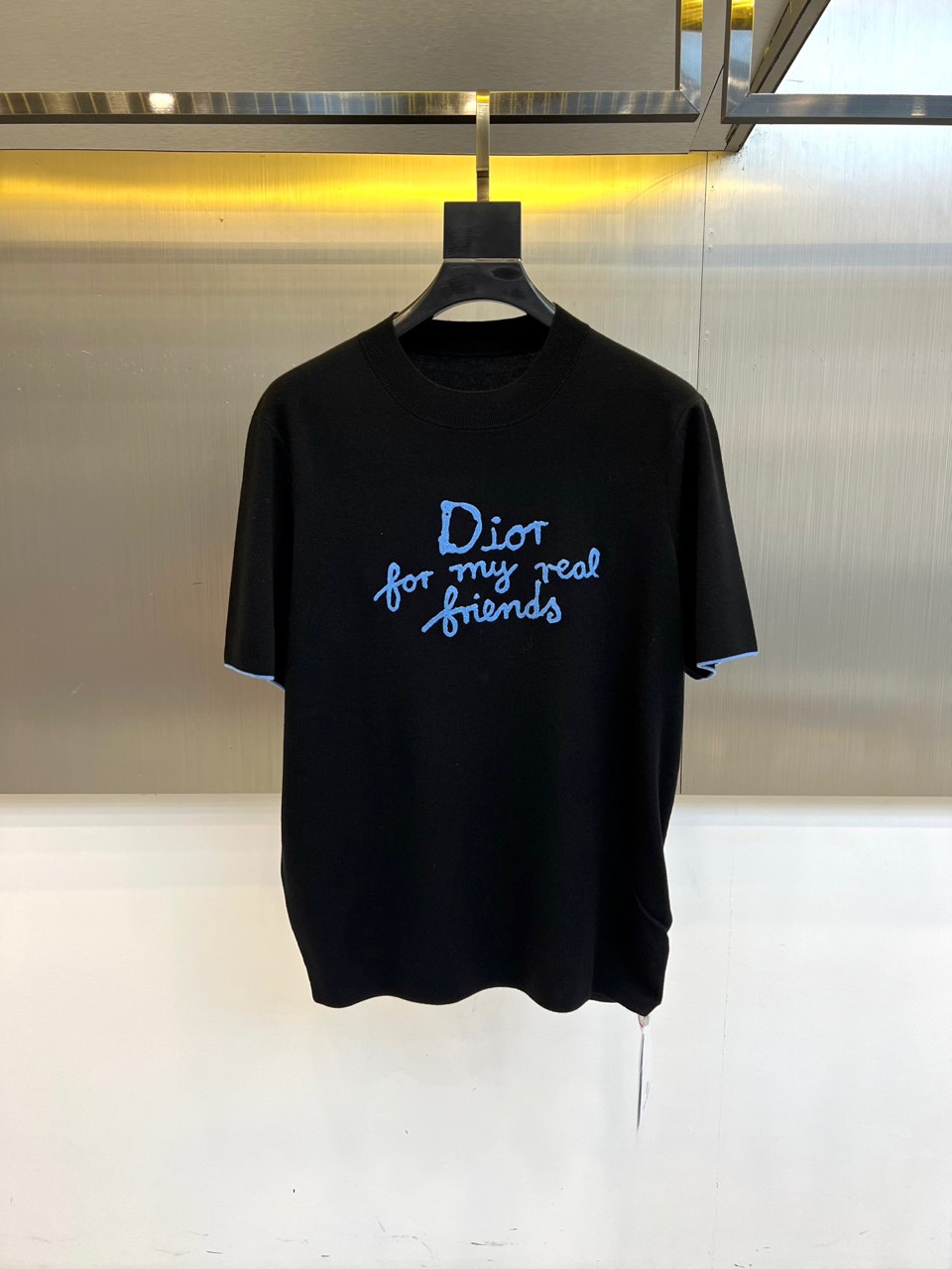 Dio迪奥、2025秋冬新品 DIOR宣言系列羊毛🐑针织衫。这款白色短袖针织衫采用经典圆领设计，衣身选用