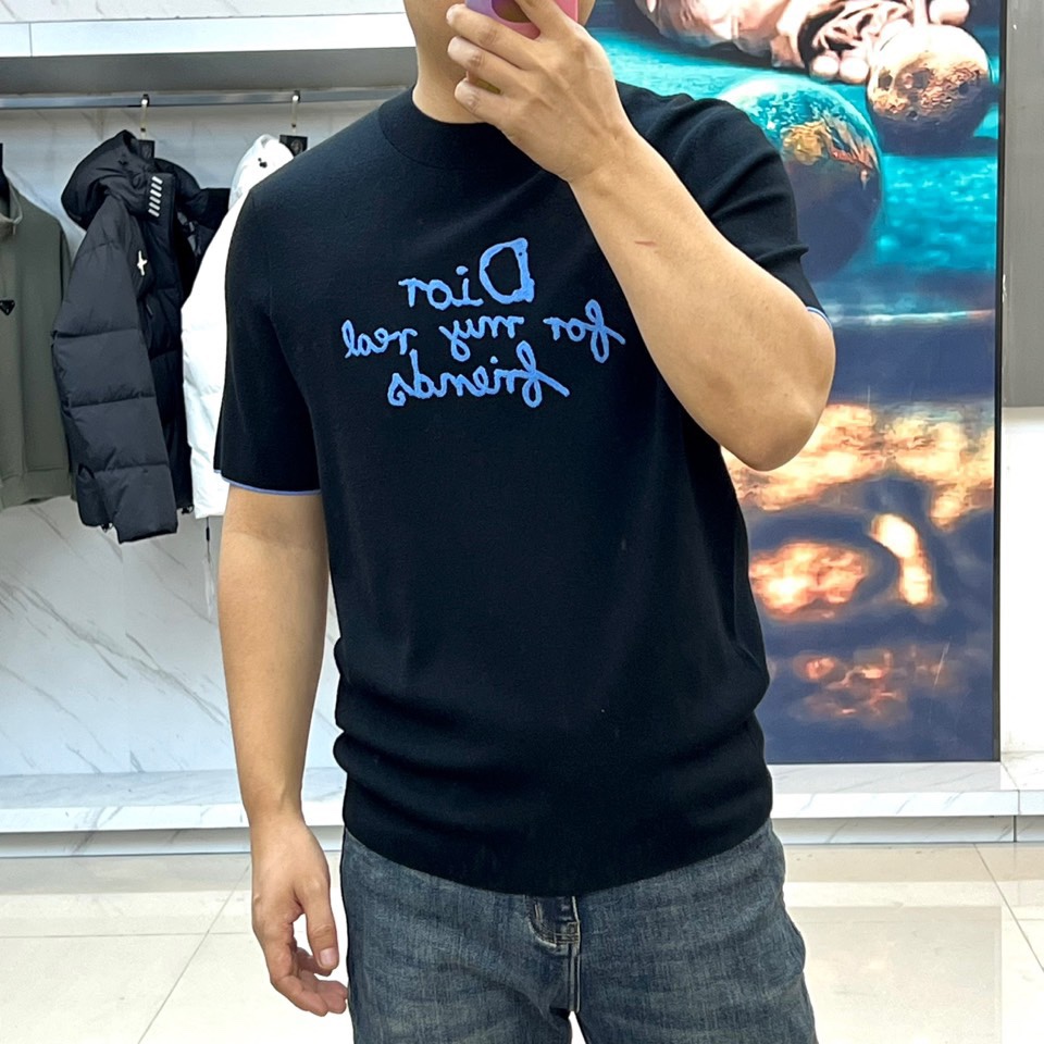 Dio迪奥、2025秋冬新品 DIOR宣言系列羊毛🐑针织衫。这款白色短袖针织衫采用经典圆领设计，衣身选用