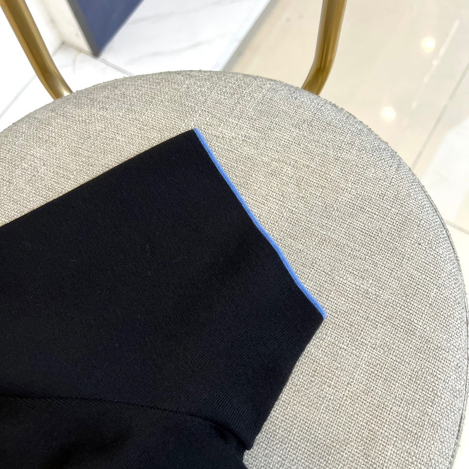 Dio迪奥、2025秋冬新品 DIOR宣言系列羊毛🐑针织衫。这款白色短袖针织衫采用经典圆领设计，衣身选用