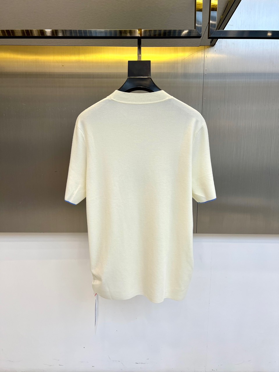 Dio迪奥、2025秋冬新品 DIOR宣言系列羊毛🐑针织衫。这款白色短袖针织衫采用经典圆领设计，衣身选用