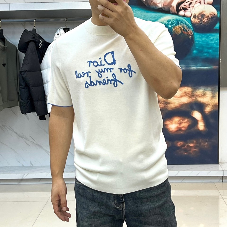 Dio迪奥、2025秋冬新品 DIOR宣言系列羊毛🐑针织衫。这款白色短袖针织衫采用经典圆领设计，衣身选用