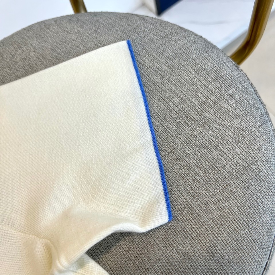 Dio迪奥、2025秋冬新品 DIOR宣言系列羊毛🐑针织衫。这款白色短袖针织衫采用经典圆领设计，衣身选用