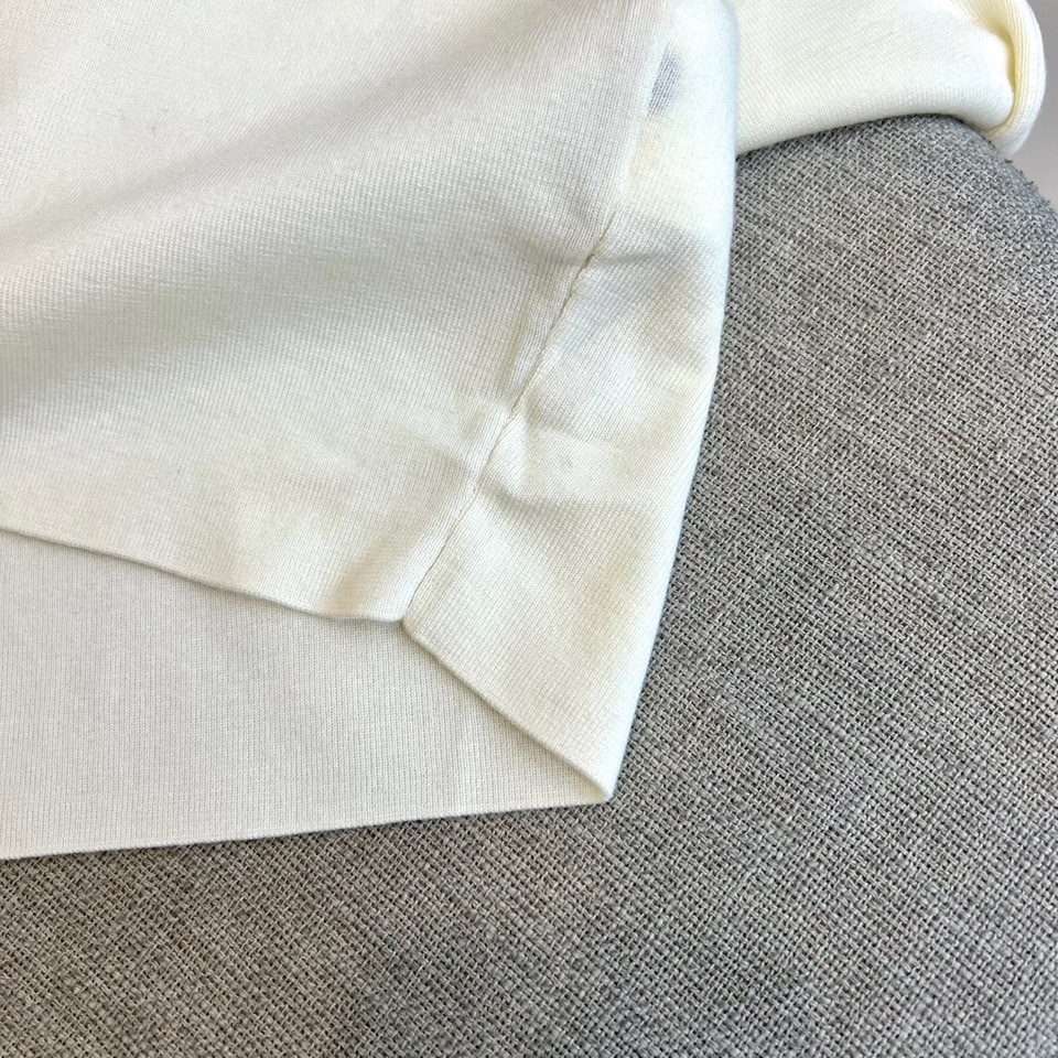 Dio迪奥、2025秋冬新品 DIOR宣言系列羊毛🐑针织衫。这款白色短袖针织衫采用经典圆领设计，衣身选用