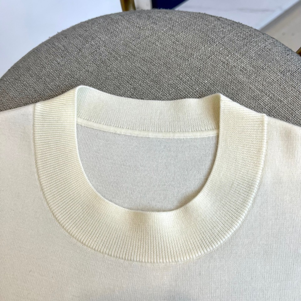 Dio迪奥、2025秋冬新品 DIOR宣言系列羊毛🐑针织衫。这款白色短袖针织衫采用经典圆领设计，衣身选用