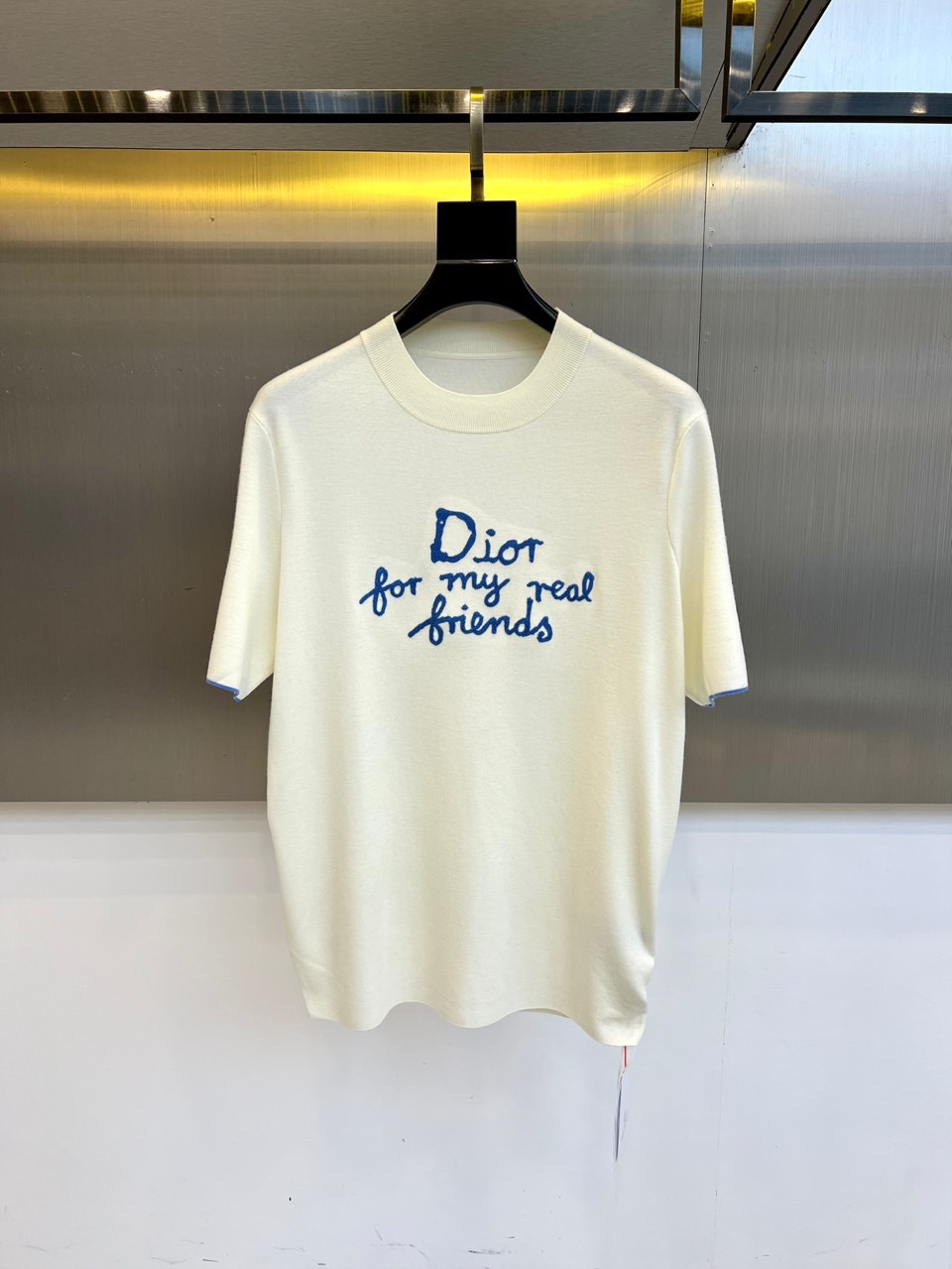 Dio迪奥、2025秋冬新品 DIOR宣言系列羊毛🐑针织衫。这款白色短袖针织衫采用经典圆领设计，衣身选用