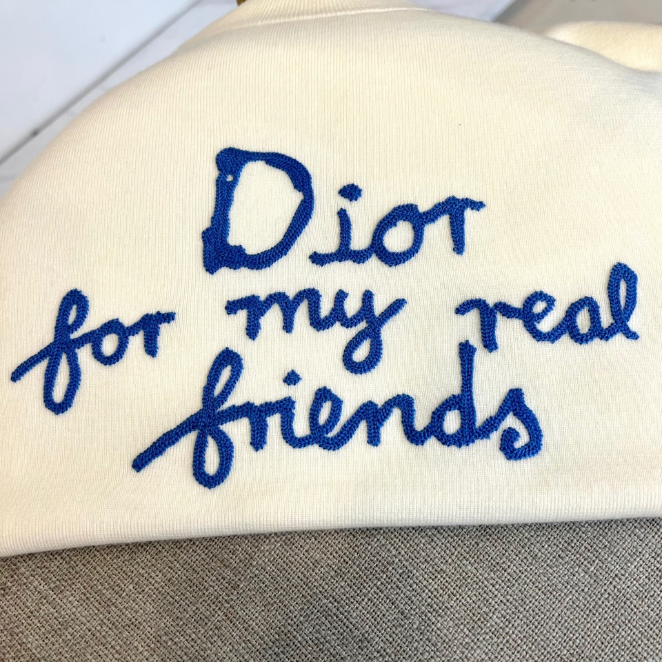 Dio迪奥、2025秋冬新品 DIOR宣言系列羊毛🐑针织衫。这款白色短袖针织衫采用经典圆领设计，衣身选用