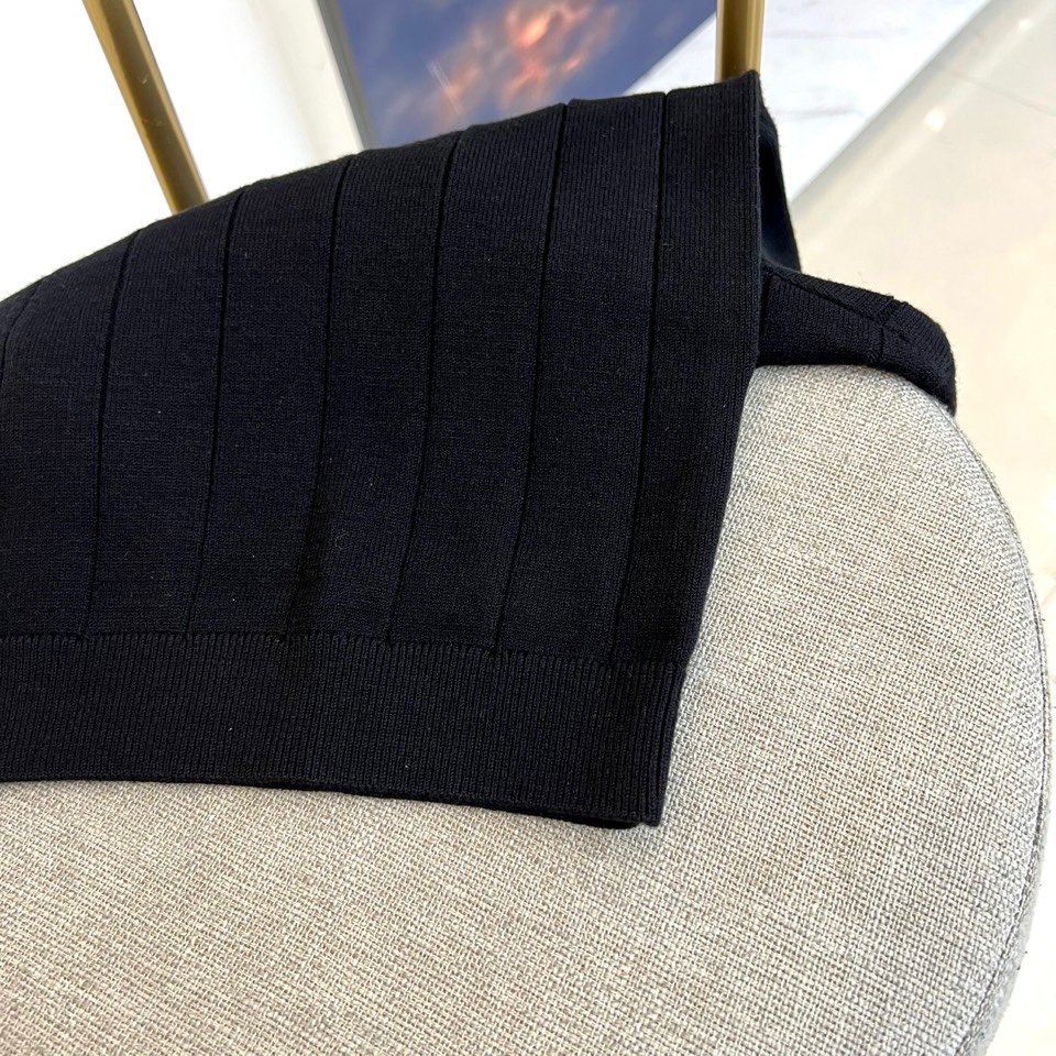 Brunello Cucinelli-BC，2025秋冬新品男士羊毛🐑针织衫，以优雅撞色设计演绎现代绅士