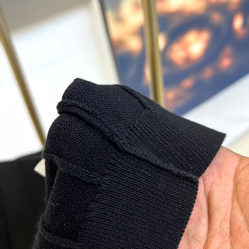 Brunello Cucinelli-BC，2025秋冬新品男士羊毛🐑针织衫，以优雅撞色设计演绎现代绅士