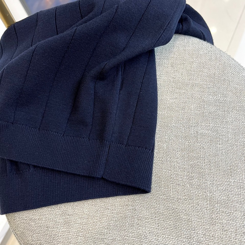 Brunello Cucinelli-BC，2025秋冬新品男士羊毛🐑针织衫，以优雅撞色设计演绎现代绅士