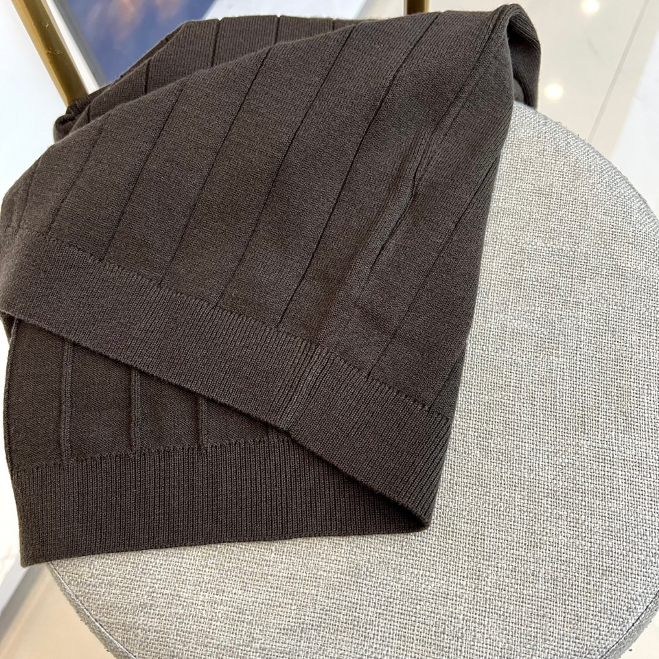 Brunello Cucinelli-BC，2025秋冬新品男士羊毛🐑针织衫，以优雅撞色设计演绎现代绅士