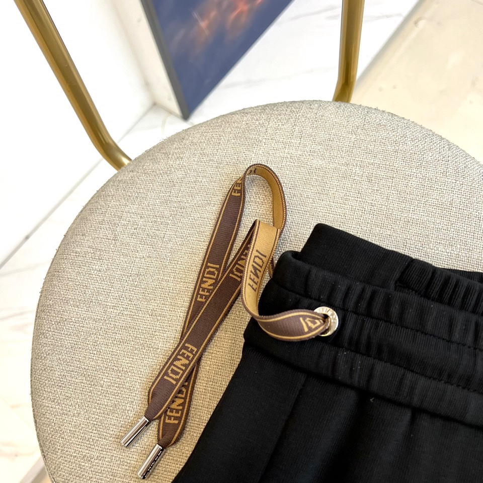 Fend芬迪、2025秋冬新品 FENDI一体绒加绒加厚休闲裤。采用61%棉+32%聚酯纤维+7%氨纶的