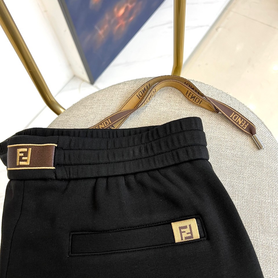 Fend芬迪、2025秋冬新品 FENDI一体绒加绒加厚休闲裤。采用61%棉+32%聚酯纤维+7%氨纶的