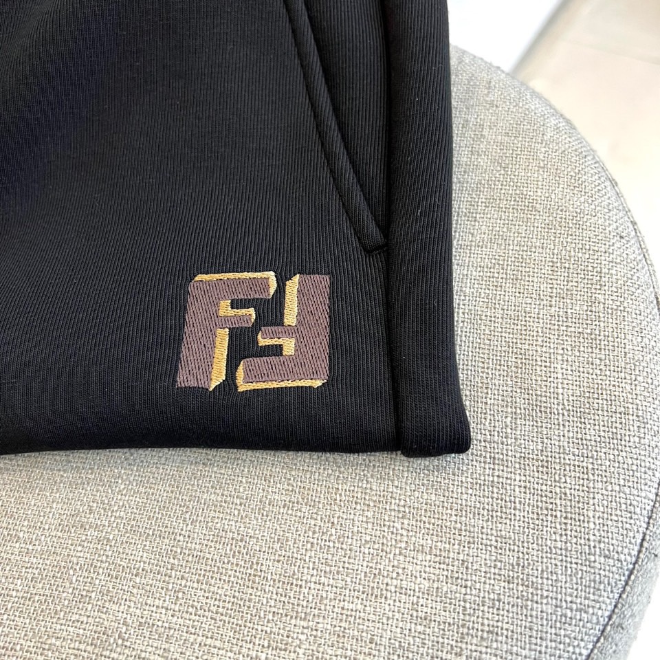 Fend芬迪、2025秋冬新品 FENDI一体绒加绒加厚休闲裤。采用61%棉+32%聚酯纤维+7%氨纶的