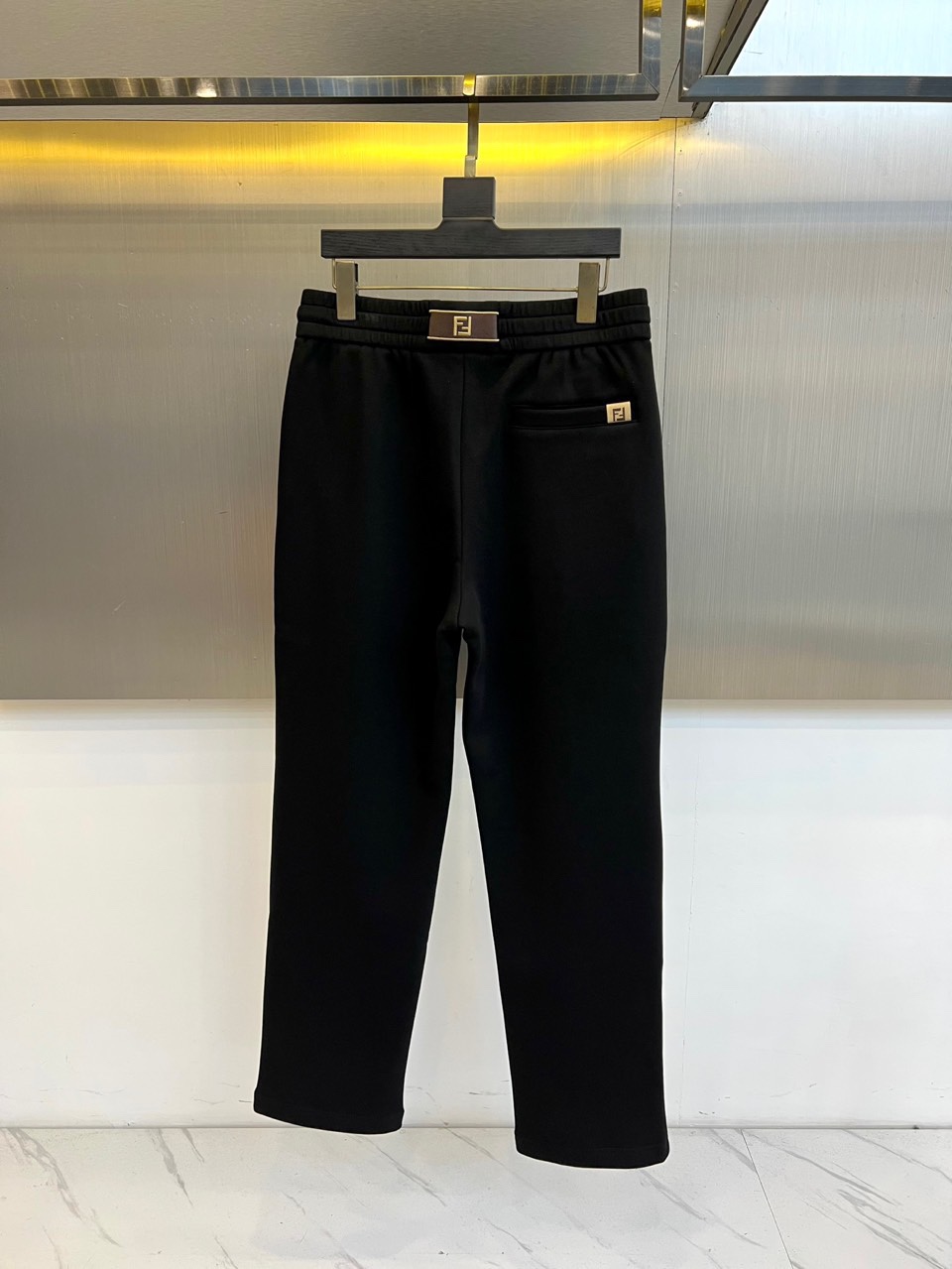 Fend芬迪、2025秋冬新品 FENDI一体绒加绒加厚休闲裤。采用61%棉+32%聚酯纤维+7%氨纶的