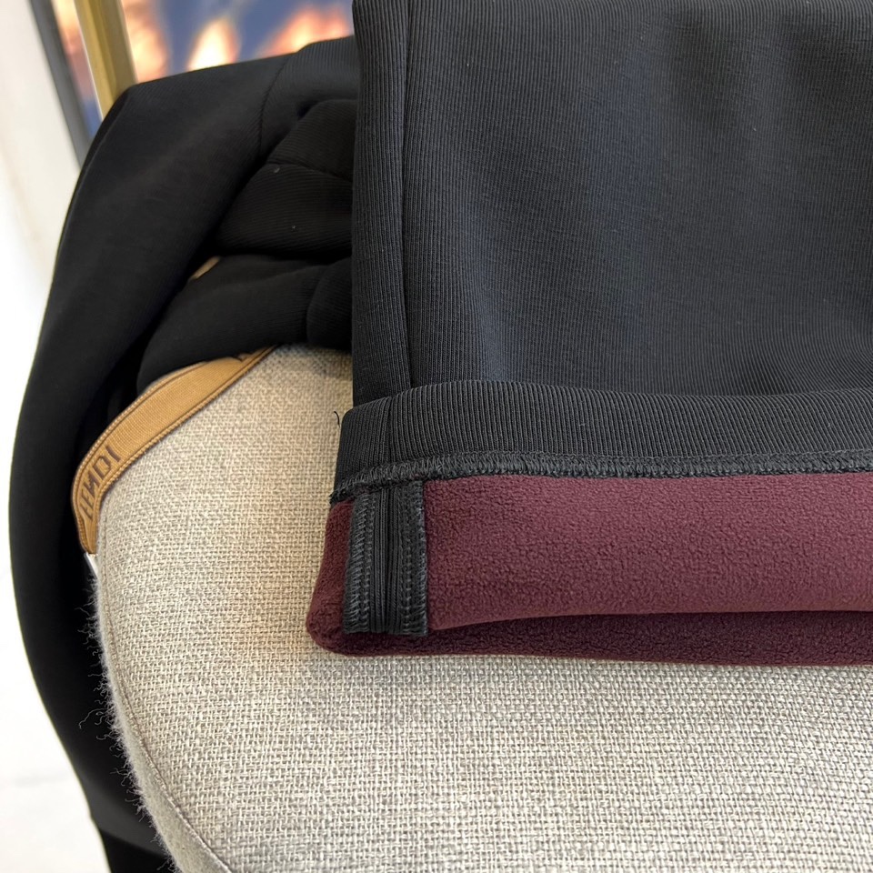 Fend芬迪、2025秋冬新品 FENDI一体绒加绒加厚休闲裤。采用61%棉+32%聚酯纤维+7%氨纶的