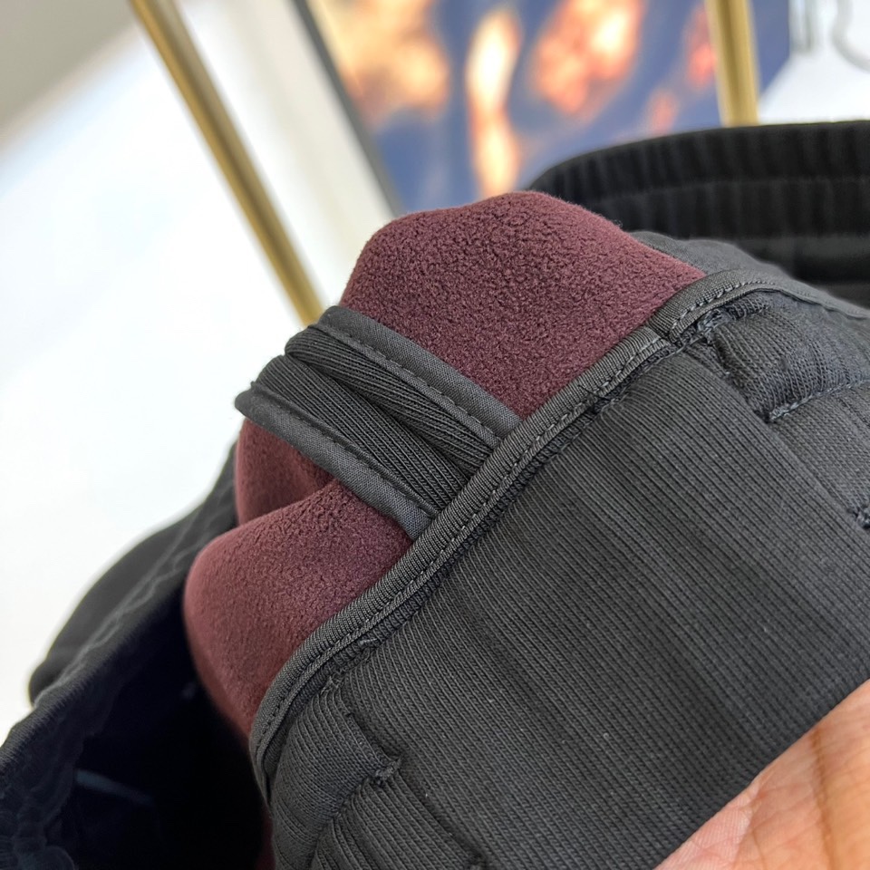 Fend芬迪、2025秋冬新品 FENDI一体绒加绒加厚休闲裤。采用61%棉+32%聚酯纤维+7%氨纶的