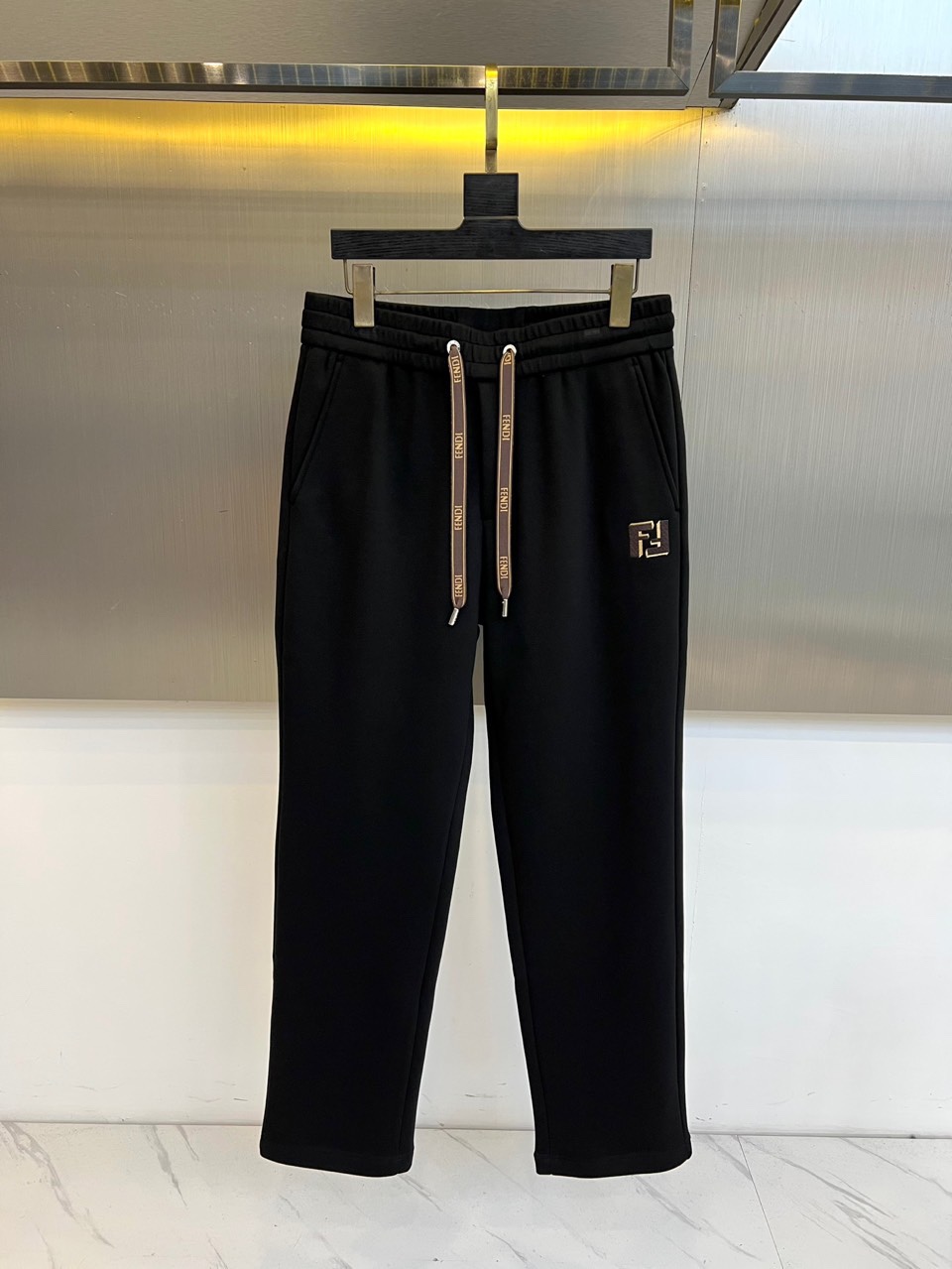 Fend芬迪、2025秋冬新品 FENDI一体绒加绒加厚休闲裤。采用61%棉+32%聚酯纤维+7%氨纶的