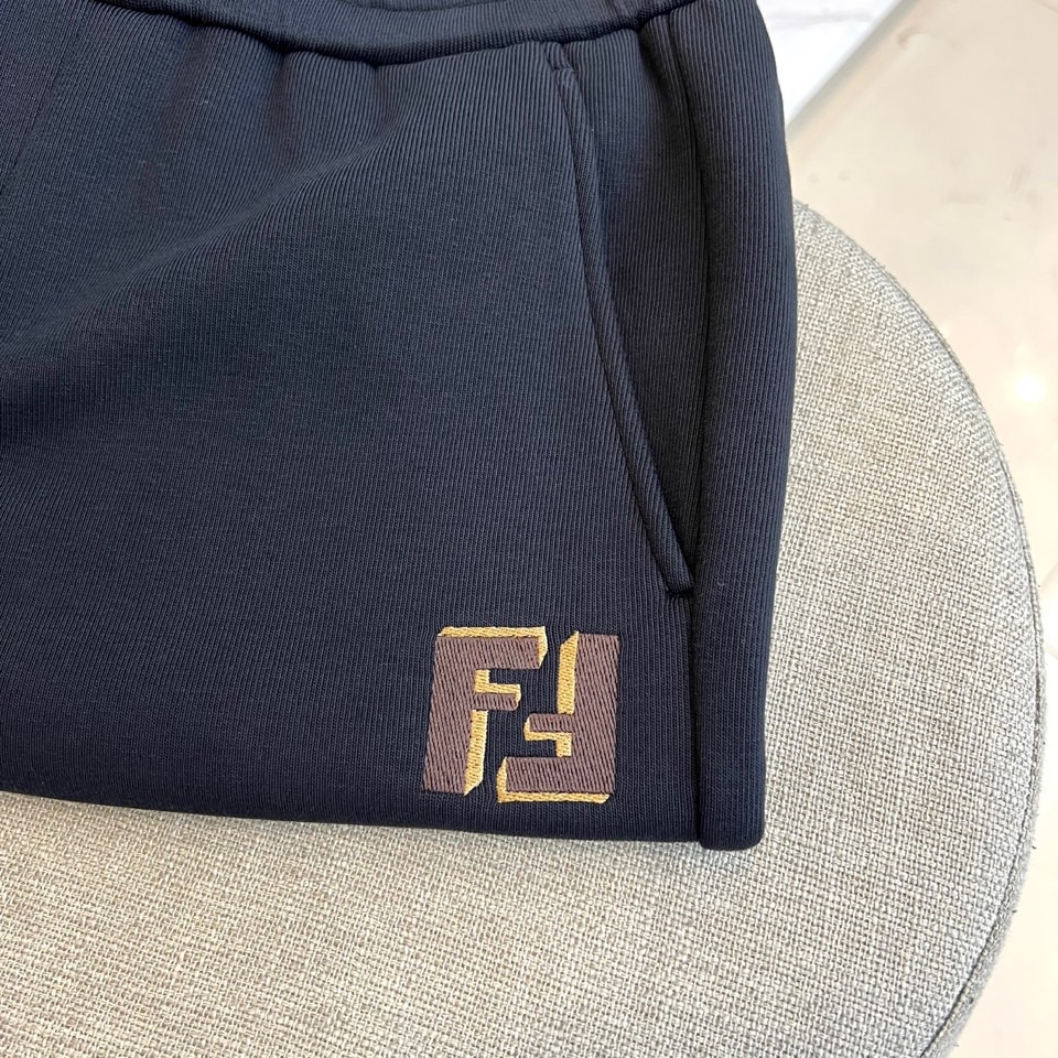 Fend芬迪、2025秋冬新品 FENDI一体绒加绒加厚休闲裤。采用61%棉+32%聚酯纤维+7%氨纶的