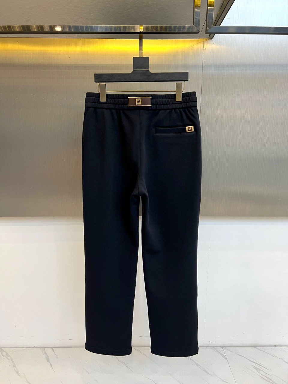 Fend芬迪、2025秋冬新品 FENDI一体绒加绒加厚休闲裤。采用61%棉+32%聚酯纤维+7%氨纶的
