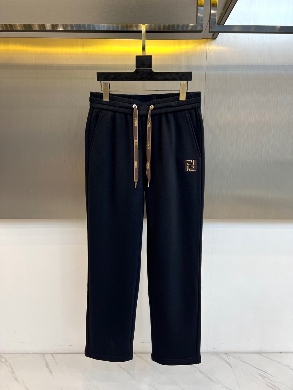 Fend芬迪、2025秋冬新品 FENDI一体绒加绒加厚休闲裤。采用61%棉+32%聚酯纤维+7%氨纶的