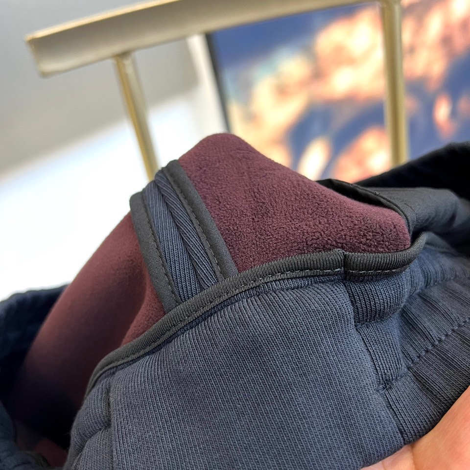 Fend芬迪、2025秋冬新品 FENDI一体绒加绒加厚休闲裤。采用61%棉+32%聚酯纤维+7%氨纶的