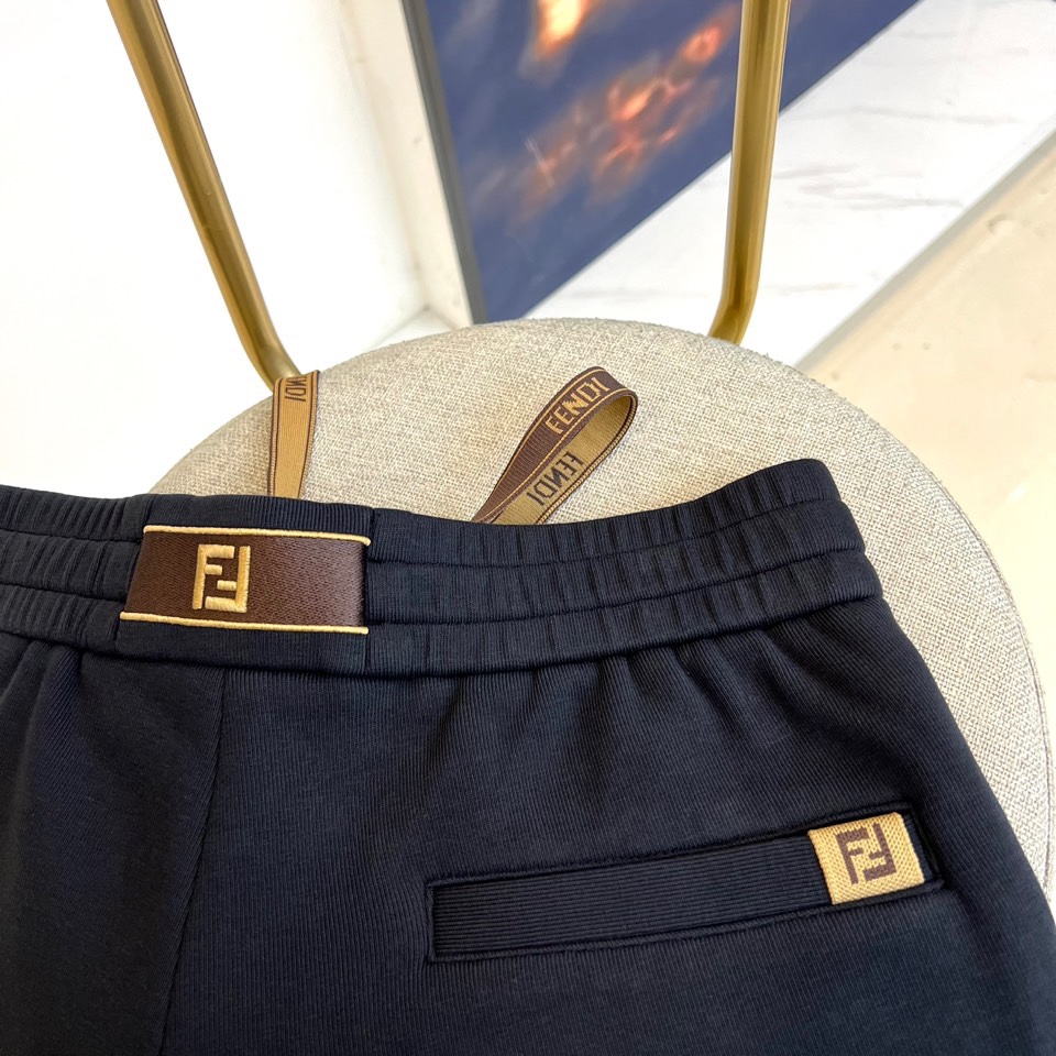 Fend芬迪、2025秋冬新品 FENDI一体绒加绒加厚休闲裤。采用61%棉+32%聚酯纤维+7%氨纶的