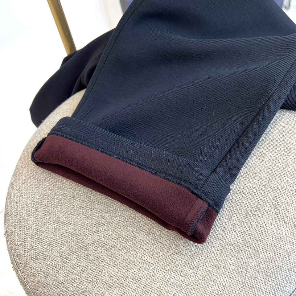 Fend芬迪、2025秋冬新品 FENDI一体绒加绒加厚休闲裤。采用61%棉+32%聚酯纤维+7%氨纶的