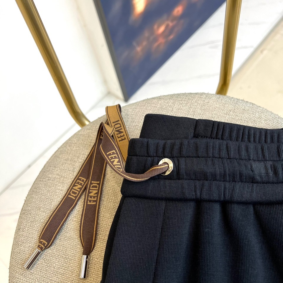 Fend芬迪、2025秋冬新品 FENDI一体绒加绒加厚休闲裤。采用61%棉+32%聚酯纤维+7%氨纶的