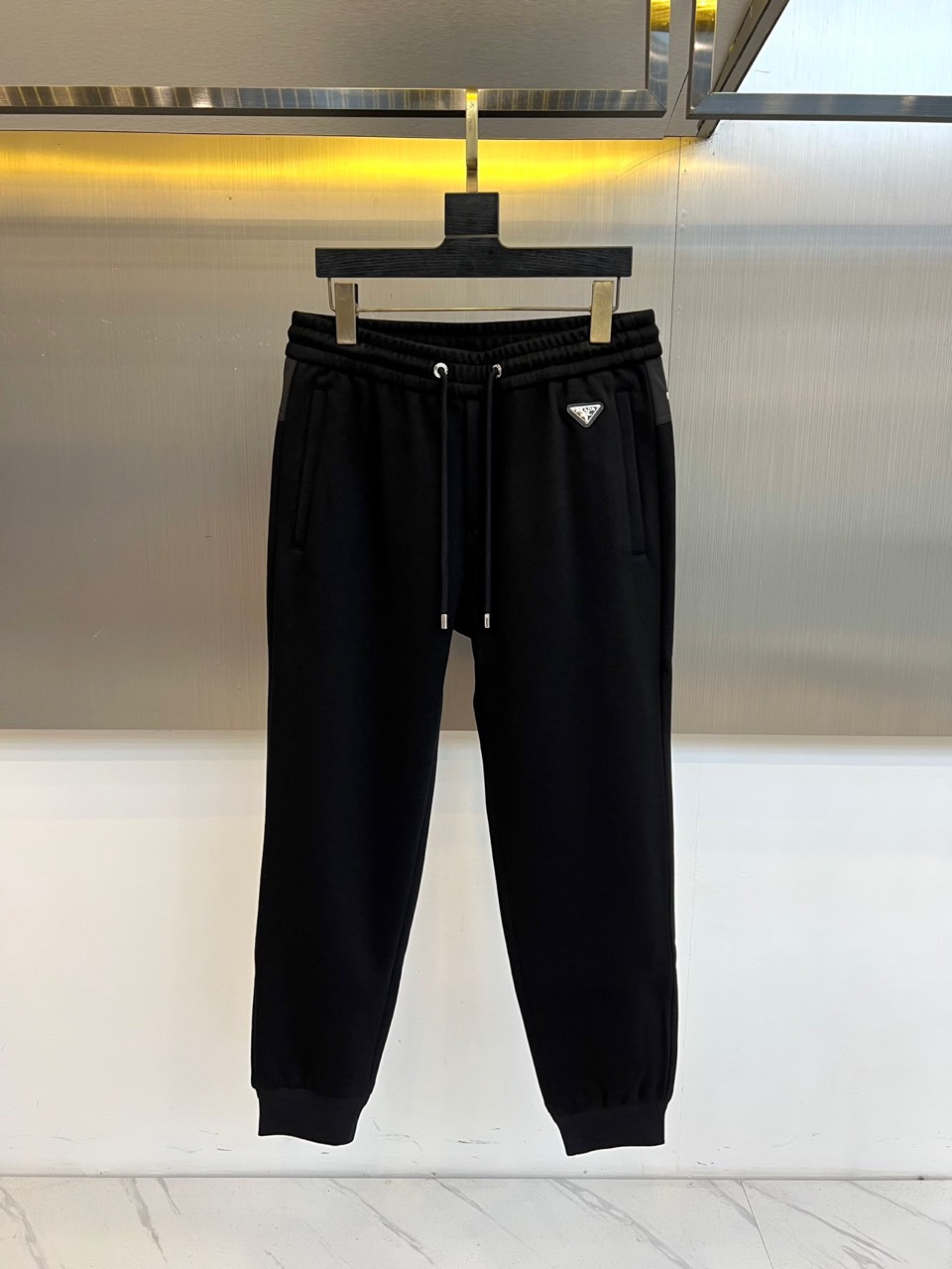 Prad普拉、2025秋冬新品 | PRADA蚕丝羽绒一体绒加厚运动裤。 采用创新