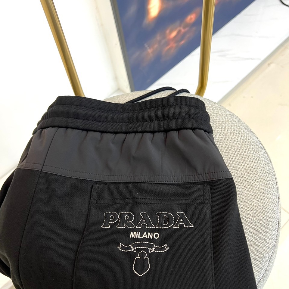 Prad普拉、2025秋冬新品 | PRADA蚕丝羽绒一体绒加厚运动裤。 采用创新
