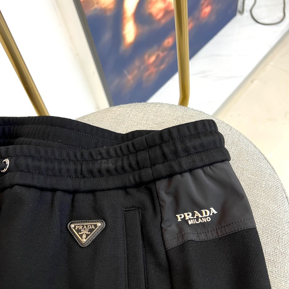 Prad普拉、2025秋冬新品 | PRADA蚕丝羽绒一体绒加厚运动裤。 采用创新