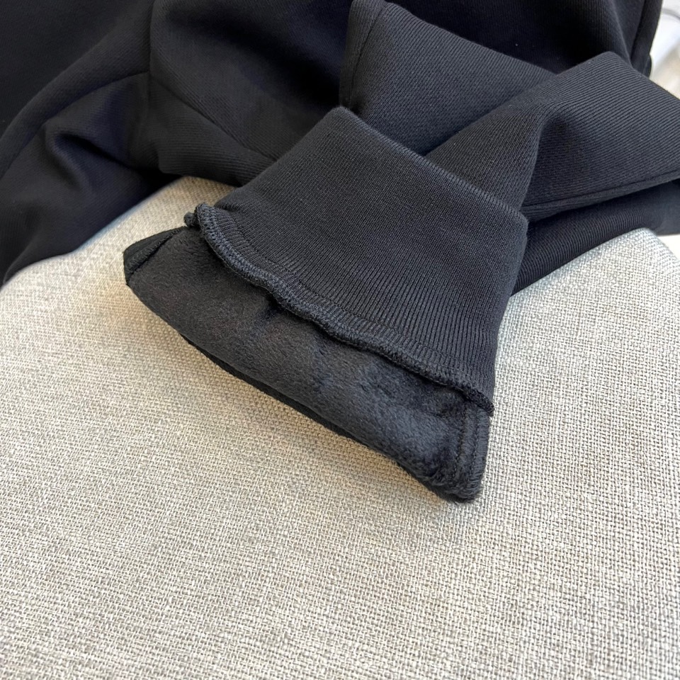 Prad普拉、2025秋冬新品 | PRADA蚕丝羽绒一体绒加厚运动裤。 采用创新