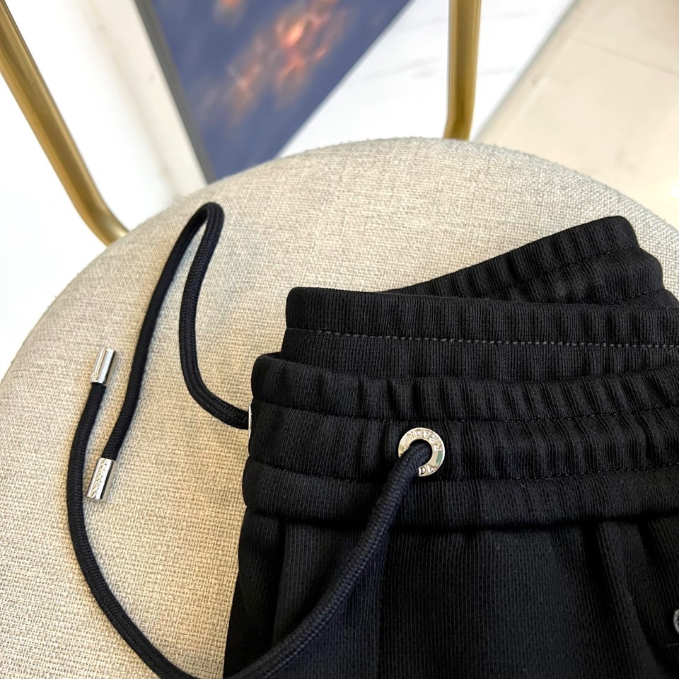 Prad普拉、2025秋冬新品 | PRADA蚕丝羽绒一体绒加厚运动裤。 采用创新
