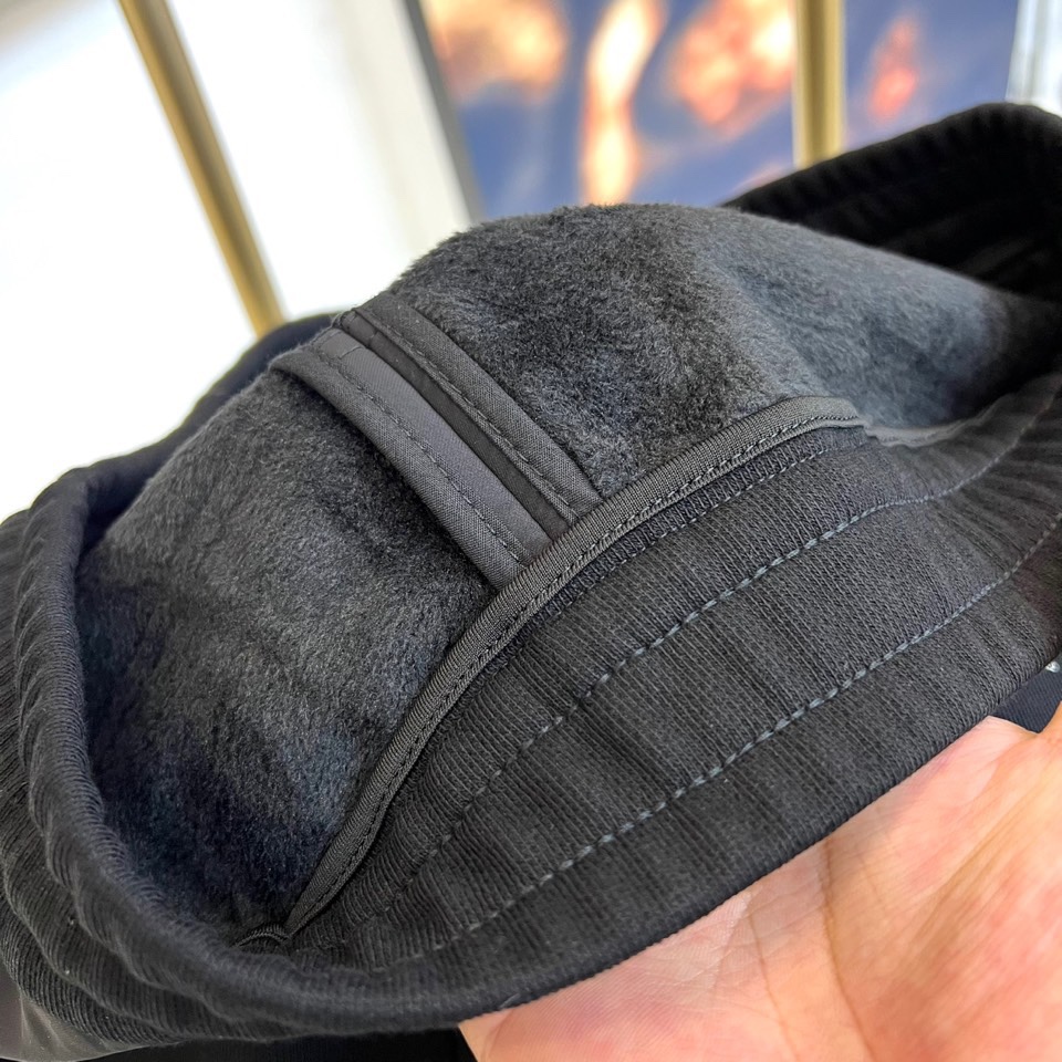 Prad普拉、2025秋冬新品 | PRADA蚕丝羽绒一体绒加厚运动裤。 采用创新