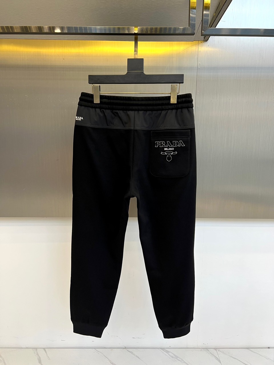 Prad普拉、2025秋冬新品 | PRADA蚕丝羽绒一体绒加厚运动裤。 采用创新