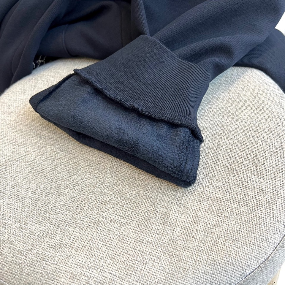 Prad普拉、2025秋冬新品 | PRADA蚕丝羽绒一体绒加厚运动裤。 采用创新