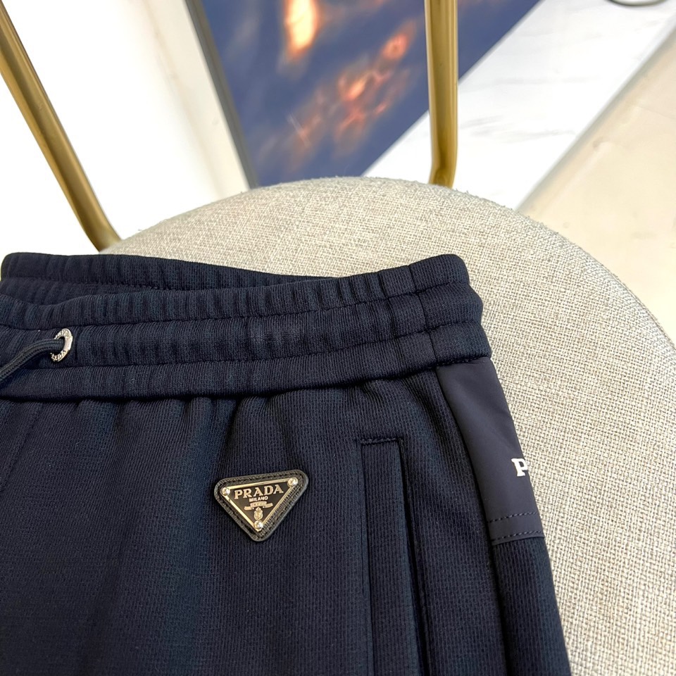 Prad普拉、2025秋冬新品 | PRADA蚕丝羽绒一体绒加厚运动裤。 采用创新