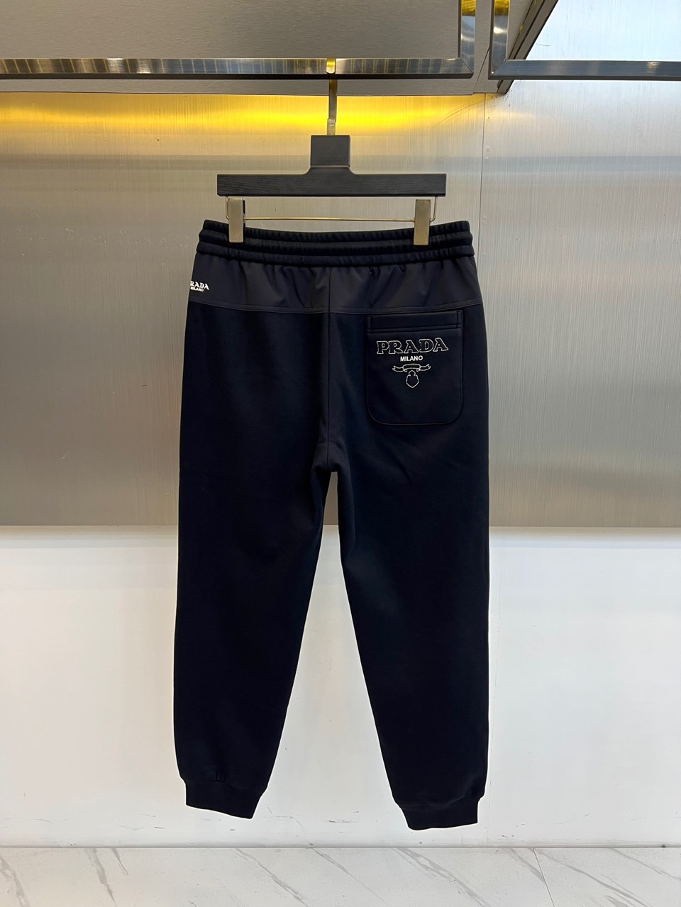 Prad普拉、2025秋冬新品 | PRADA蚕丝羽绒一体绒加厚运动裤。 采用创新